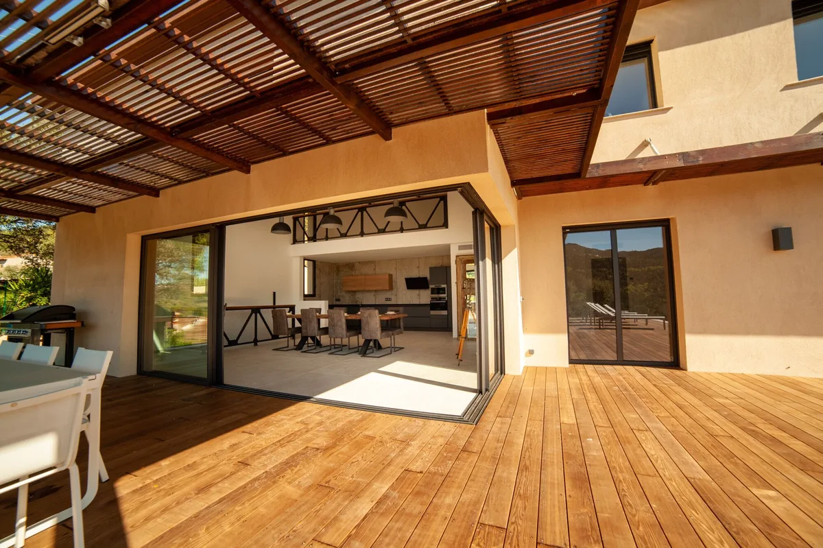 Espace repas extérieur sous la pergola — Villa Corian