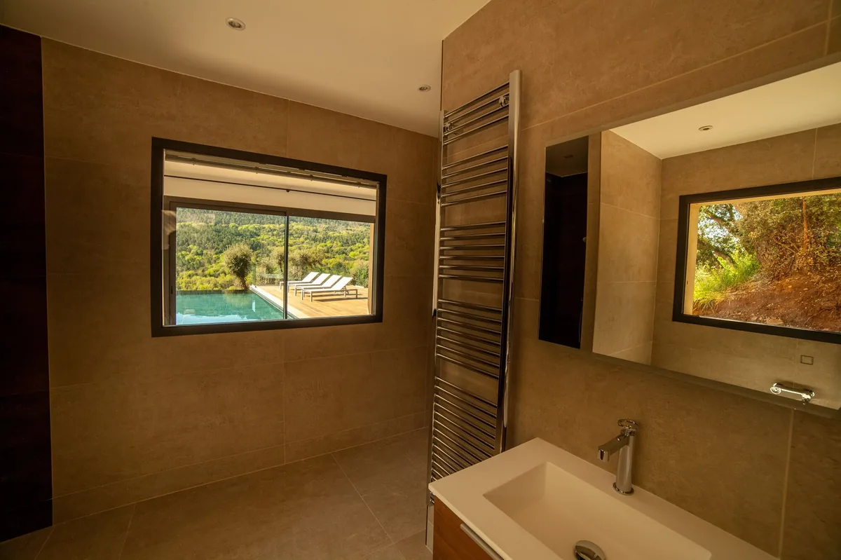 Salle de bain master avec baignoire — Villa Corian
