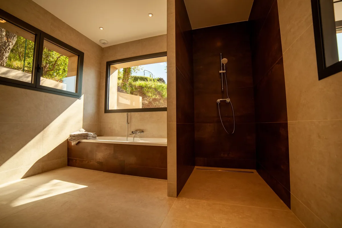 Salle de bain master avec douche à l'italienne — Villa Corian