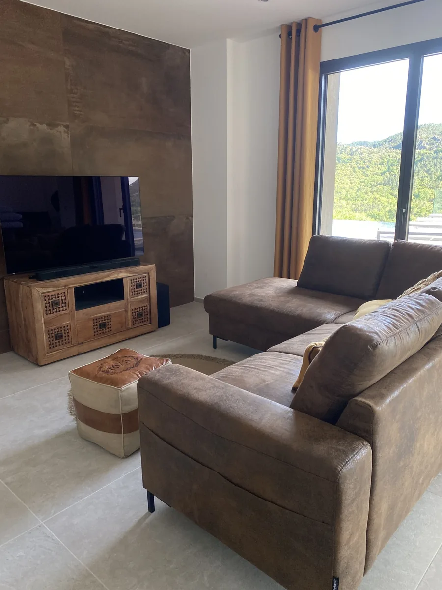 Salon TV et espace détente — Villa Corian