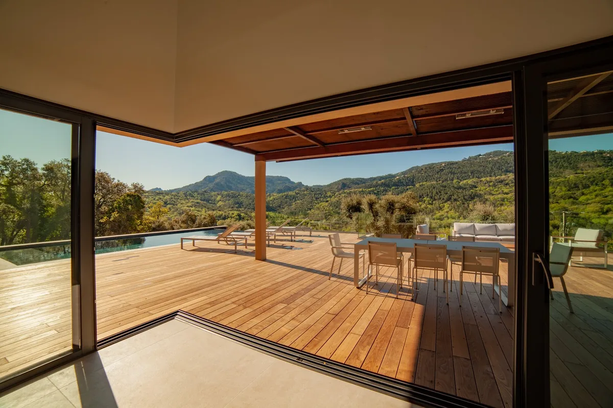 Vue panoramique sur le massif de l'Estérel depuis la Villa Corian